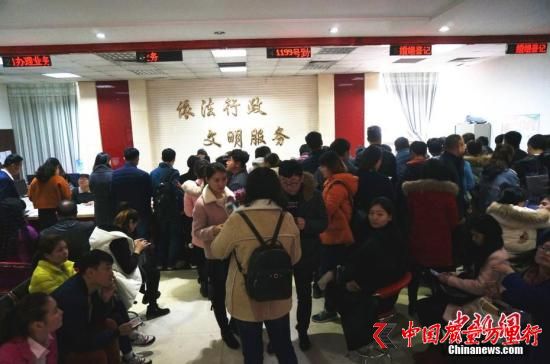 資料圖：民政局上班時間一到，婚姻登記大廳里很快就擠滿了人。 韓章云 攝