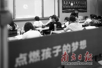  深圳福田某培訓機構，學生正在上數學課。南方日報記者 朱洪波 攝