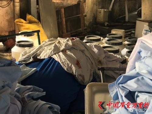 “豐源”洗滌廠內帶血的衣物與普通衣物堆放在一起。見習記者于子敬 攝 來源：中國之聲