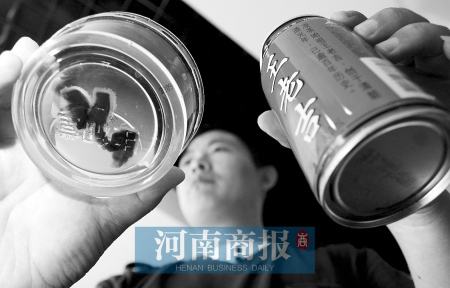 廠家表示將對問題飲料成分進(jìn)行檢測 商報(bào)記者 田仲煜/攝 廠家表示將對問題飲料成分進(jìn)行檢測 商報(bào)記者 田仲煜/攝