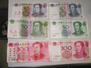 乘客用仿真冥幣冒充人民幣當(dāng)車費(fèi)(圖)