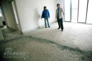 家中樓板出現(xiàn)4米長裂縫施工方用膠水粘上(圖)
