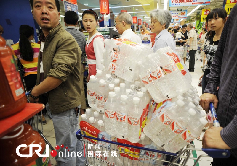 2011年6月6日,市民在杭州各大超市里購買純凈水。