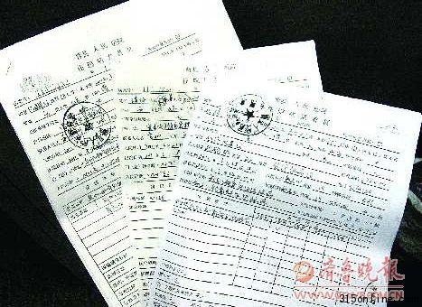 家長(zhǎng)們拿到病歷看不出有什么問題。 記者 寇潤(rùn)濤 攝 家長(zhǎng)們拿到病歷看不出有什么問題。 記者 寇潤(rùn)濤 攝