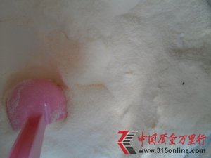 美素奶粉吃出不明黑色顆粒 廠(chǎng)家稱(chēng)正常