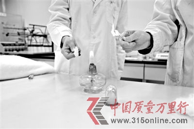 實驗人員操作的燃燒檢測法中,真蠶絲離開火焰就熄滅(左)。