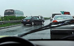 暴雨致熄火 司機強行打火爆缸遭拒賠