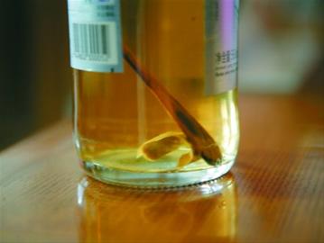 未開封啤酒瓶內現(xiàn)煙蒂木棍消費者起訴索賠(圖)