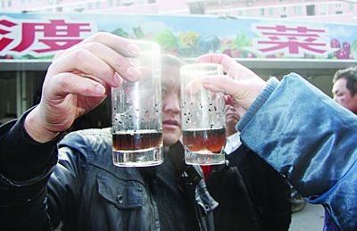 菜場(chǎng)管理人員進(jìn)行試驗(yàn),黑芝麻有褪色現(xiàn)象。李海勇 攝 菜場(chǎng)管理人員進(jìn)行試驗(yàn),黑芝麻有褪色現(xiàn)象。李海勇 攝