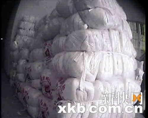■工人在進行邊角料處理。 