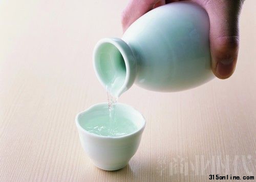 濃厚的文化背景和底蘊,這恰恰也是中國白酒所欠缺的,由“貴”入“奢”,是中國白酒面臨的下一個挑戰(zhàn),而如何完成這一跨越,更是需要多方因素的全面考量。 濃厚的文化背景和底蘊,這恰恰也是中國白酒所欠缺的,由“貴”入“奢”,是中國白酒面臨的下一個挑戰(zhàn),而如何完成這一跨越,更是需要多方因素的全面考量。
