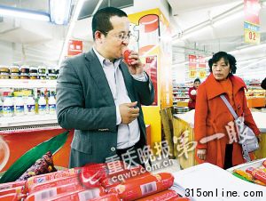 雙匯經(jīng)理賣場吃火腿腸證產(chǎn)品安全 引市民譏諷(圖)