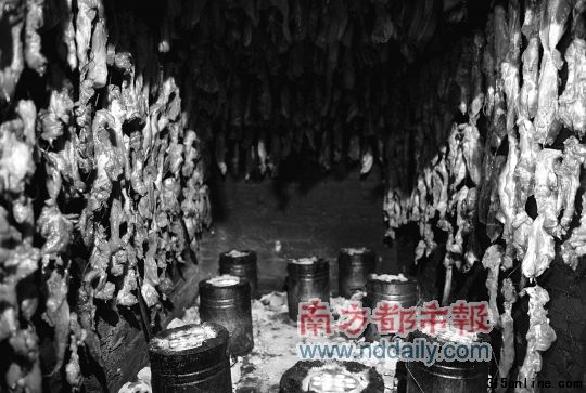 作坊內,臘肉由工業(yè)用鹽、敵百蟲腌制,蜂窩煤球熏烤。 作坊內,臘肉由工業(yè)用鹽、敵百蟲腌制,蜂窩煤球熏烤。