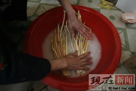 上圖為在市場(chǎng)購(gòu)買(mǎi)的黃斑藕帶,經(jīng)過(guò)漂白處理后就變?yōu)橄聢D的“美白”藕帶。