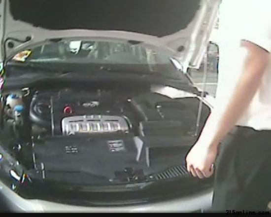 4s店檢查蔡先生汽車的發(fā)動機 4s店檢查蔡先生汽車的發(fā)動機