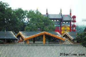 昨日下午,劉老根會(huì)館內(nèi)違建“罩棚”部分已經(jīng)拆除。本報(bào)記者 吳江 攝