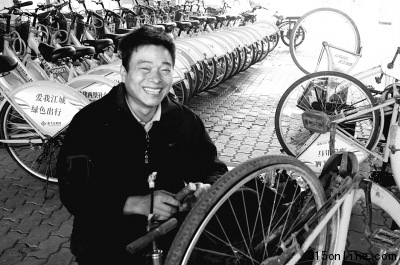 49歲癌癥患者堅(jiān)持做義工2年免費(fèi)修公共自行車(chē)