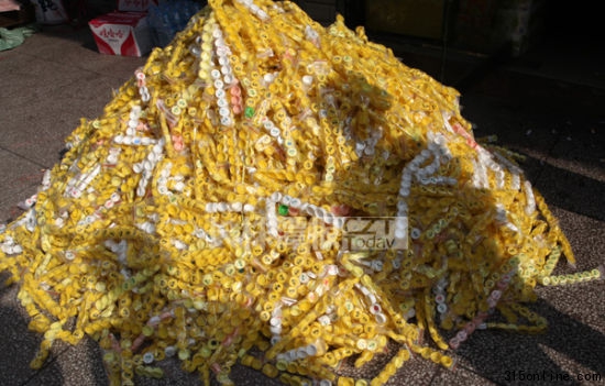 株洲一家商店老板把四萬(wàn)多個(gè)中獎(jiǎng)瓶蓋堆放在店門口,準(zhǔn)備送往經(jīng)銷商處兌獎(jiǎng)。