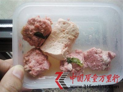 胡先生稱,添加了“日落黃”的瘦肉餡,做成丸子后,變成了紅色。轉(zhuǎn)自新京報(bào)。