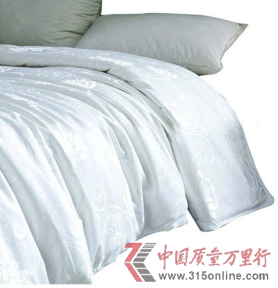 記者探訪床上用品市場(chǎng) 標(biāo)價(jià)上萬(wàn)纖維價(jià)值一兩百
