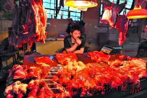 豬肉批發(fā)價(jià)連跌,但許多市民稱感覺不到肉價(jià)下降。 記者王燕攝 豬肉批發(fā)價(jià)連跌,但許多市民稱感覺不到肉價(jià)下降。 記者王燕攝
