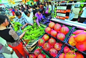 白云區(qū)新供銷豐興超市嘉禾店開業(yè),市民挑選平價(jià)農(nóng)產(chǎn)品。記者王燕攝 白云區(qū)新供銷豐興超市嘉禾店開業(yè),市民挑選平價(jià)農(nóng)產(chǎn)品。記者王燕攝