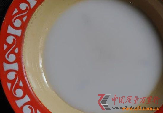 將飲料倒入盤中晾曬 