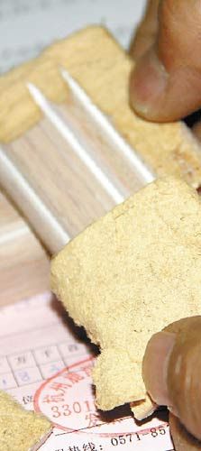 消費(fèi)者認(rèn)定材質(zhì)有問題,懷疑里面夾了硬紙板。
