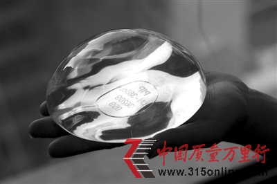 隆胸危機牽出英國整形業黑幕 4萬隆胸女性受害