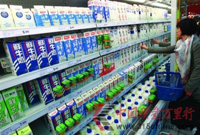 用搭送贈品等方式促銷即將到保質(zhì)期的鮮奶、酸奶等臨保食品,是超市的常見做法。 新華社圖片 用搭送贈品等方式促銷即將到保質(zhì)期的鮮奶、酸奶等臨保食品,是超市的常見做法。 新華社圖片