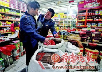 ▲工商人員在對市場進(jìn)行檢查。本報(bào)記者 張中 攝 ▲工商人員在對市場進(jìn)行檢查。本報(bào)記者 張中 攝