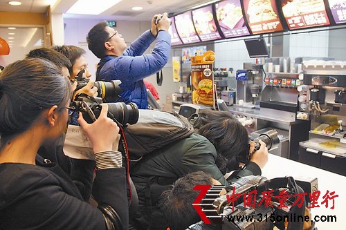 315晚會曝光麥當勞 落地肉餅進漢堡
