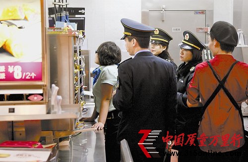 315晚會曝光麥當勞 落地肉餅進漢堡