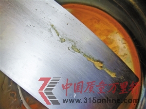王阿姨菜刀上粘著惡心的膿液。 深圳晚報記者 顏昭雄 攝