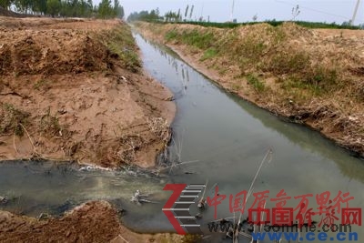 污水一路通過灌溉渠流淌,對農(nóng)作物危害嚴(yán)重,一直注入齊濟(jì)河。 污水一路通過灌溉渠流淌,對農(nóng)作物危害嚴(yán)重,一直注入齊濟(jì)河。