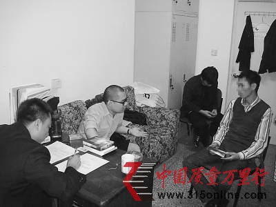 　2011年10月12日，北京市藥品監督管理局海淀分局的執法人員在對一名涉案人員(右一)做筆錄。海淀藥監供圖