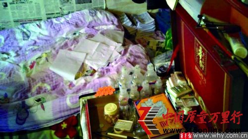 狹小的房間內(nèi),盒子里裝著小藥瓶和掛點滴用的塑料瓶,床上則堆滿了還沒張貼的黑廣告。本報記者 丁嘉 攝 狹小的房間內(nèi),盒子里裝著小藥瓶和掛點滴用的塑料瓶,床上則堆滿了還沒張貼的黑廣告。本報記者 丁嘉 攝