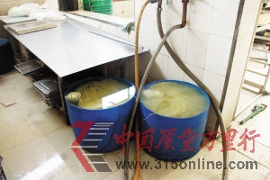 塑料桶內(nèi)制好的涼面。