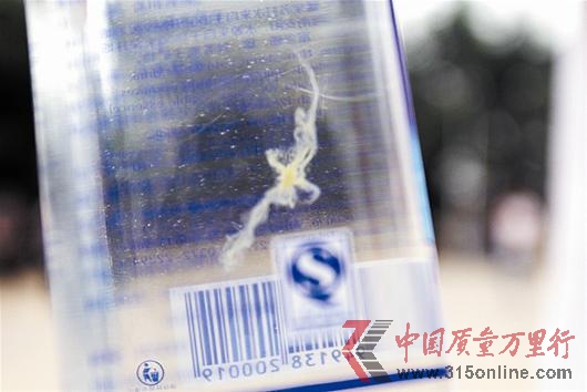 天蘊(yùn)泉蘇打水飲料內(nèi)現(xiàn)鼻涕狀異物瓶蓋無(wú)開(kāi)啟痕跡