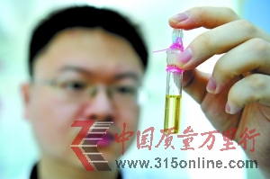 工作人員對食用油品進(jìn)行檢測。記者張宇杰 攝 工作人員對食用油品進(jìn)行檢測。記者張宇杰 攝