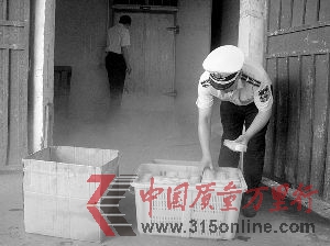 市質(zhì)監(jiān)局對已關(guān)停的食品生產(chǎn)企業(yè)開展明察暗訪,上海佳寶食品有限公司糕點(diǎn)可能流向滬上多家知名賓館酒店。 市質(zhì)監(jiān)局對已關(guān)停的食品生產(chǎn)企業(yè)開展明察暗訪,上海佳寶食品有限公司糕點(diǎn)可能流向滬上多家知名賓館酒店。