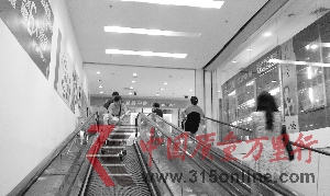 當(dāng)時(shí)降落防火隔離門就在電梯出入口處。 當(dāng)時(shí)降落防火隔離門就在電梯出入口處。