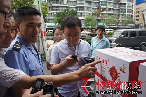 工商執(zhí)法人員依法對山寨產(chǎn)品進(jìn)行查扣。中新網(wǎng) 秦辰攝 工商執(zhí)法人員依法對山寨產(chǎn)品進(jìn)行查扣。中新網(wǎng) 秦辰攝