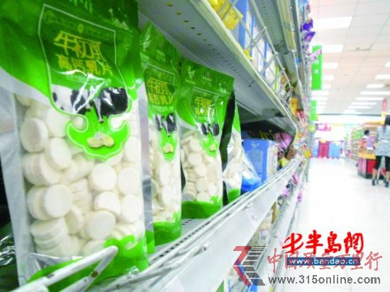 商場(chǎng)牛初乳奶粉都已經(jīng)下架,兒童吃的牛初乳咀嚼片等在銷(xiāo)售。