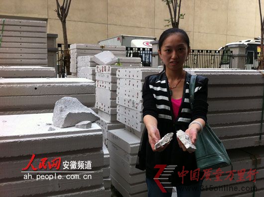 即便是瘦瘦的女業(yè)主,板材在手上也是一掰就碎。 即便是瘦瘦的女業(yè)主,板材在手上也是一掰就碎。