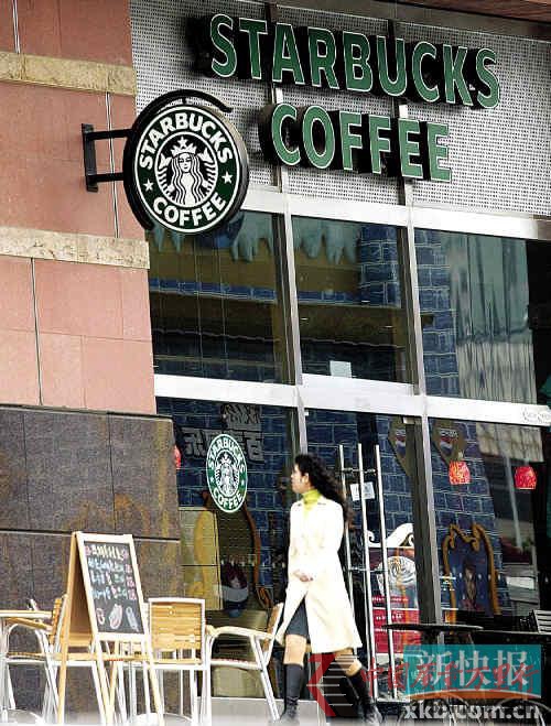 　　星巴克在美是平民飲料，在中國拉高定價成中高端飲品