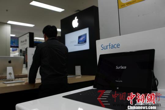 微軟平板電腦叫板蘋(píng)果首發(fā)前夕引消費(fèi)者圍觀