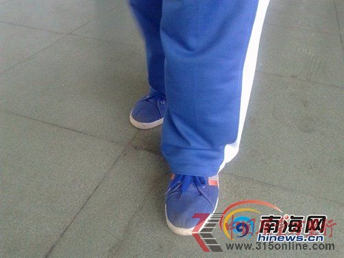 圖為海南省農(nóng)墾中學的學生定制的“愛格樂”牌帆布鞋。(南海網(wǎng)記者譚邦會攝) 圖為海南省農(nóng)墾中學的學生定制的“愛格樂”牌帆布鞋。(南海網(wǎng)記者譚邦會攝)