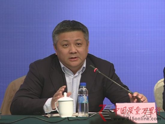 江南大學(xué)釀酒科學(xué)與酶技術(shù)中心主任 釀造微生物與應(yīng)用酶學(xué)研究室主任 徐巖博士(發(fā)布會(huì)現(xiàn)場(chǎng)圖) 江南大學(xué)釀酒科學(xué)與酶技術(shù)中心主任 釀造微生物與應(yīng)用酶學(xué)研究室主任 徐巖博士(發(fā)布會(huì)現(xiàn)場(chǎng)圖)