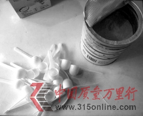 1月2日,長沙市花橋小區(qū),譚女士家中桌上擺放著剛買回來的一罐奶粉,以及從奶粉罐里拿出的18只勺子。圖/譚女士提供 1月2日,長沙市花橋小區(qū),譚女士家中桌上擺放著剛買回來的一罐奶粉,以及從奶粉罐里拿出的18只勺子。圖/譚女士提供